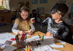 dzieci siedzą przy stole