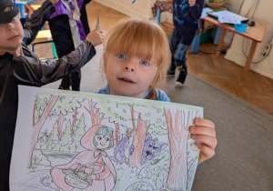 dziewczynka pokazuje obrazek