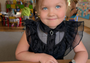 dziewczynka pozuje do zdjęcia