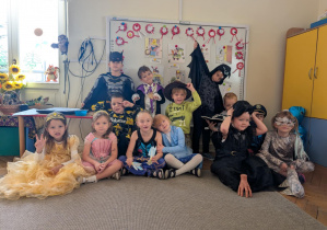 dzieci pozują do zdjęcia