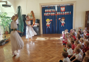 Dzieci biorą udział w spotkaniu baletowym