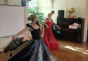 Dzieci biorą udział w spotkaniu baletowym