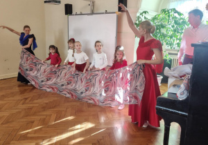 Dzieci biorą udział w spotkaniu baletowym