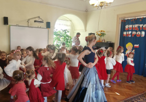 Dzieci biorą udział w spotkaniu baletowym