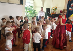 Dzieci biorą udział w spotkaniu baletowym