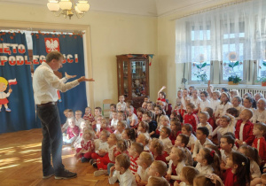 Dzieci biorą udział w spotkaniu baletowym