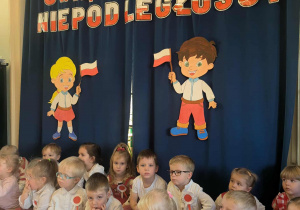 Dzieci biorą udział w uroczystości z okazji Święta Niepodległości