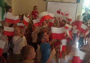 Dzieci biorą udział w uroczystości z okazji Święta Niepodległości