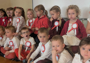 Dzieci biorą udział w uroczystości z okazji Święta Niepodległości