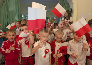 Dzieci biorą udział w uroczystości z okazji Święta Niepodległości
