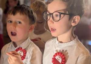 Dzieci biorą udział w uroczystości z okazji Święta Niepodległości