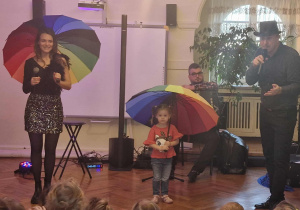 Dzieci biorą udział w spotkaniu z Filharmonią na Kółkach