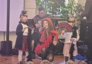 Dzieci biorą udział w spotkaniu z Filharmonią na Kółkach