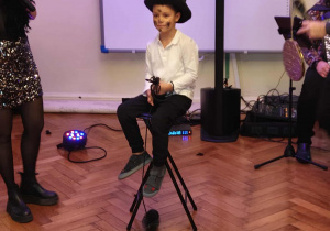 Dzieci biorą udział w spotkaniu z Filharmonią na Kółkach