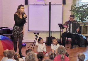 Dzieci biorą udział w spotkaniu z Filharmonią na Kółkach