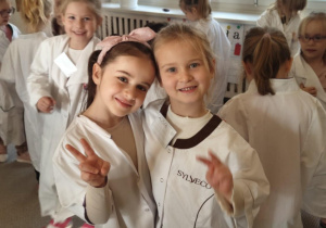 Dzieci z grupy IV biorące udział w warsztatach z farmaceutką Panią Agatą