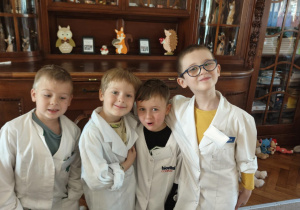 Dzieci z grupy IV biorące udział w warsztatach z farmaceutką Panią Agatą