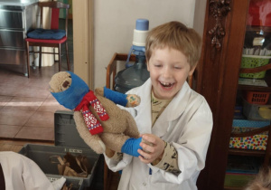 Dzieci z grupy IV biorące udział w warsztatach z farmaceutką Panią Agatą