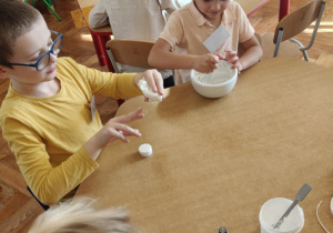 Dzieci z grupy IV biorące udział w warsztatach z farmaceutką Panią Agatą