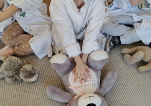 Dzieci z grupy IV biorące udział w warsztatach z farmaceutką Panią Agatą