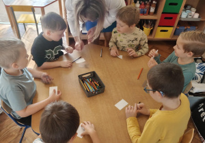 Dzieci z grupy IV biorące udział w warsztatach z farmaceutką Panią Agatą