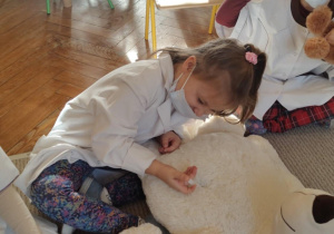 Dzieci z grupy IV biorące udział w warsztatach z farmaceutką Panią Agatą