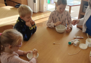 Dzieci z grupy IV biorące udział w warsztatach z farmaceutką Panią Agatą