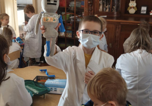Dzieci z grupy IV biorące udział w warsztatach z farmaceutką Panią Agatą