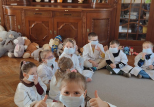 Dzieci z grupy IV biorące udział w warsztatach z farmaceutką Panią Agatą