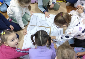 Dzieci z grupy 4 uczestniczące w Dniu Misia w SP nr 152