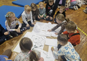 Dzieci z grupy 5 uczestniczące w Dniu Misia w SP nr 152