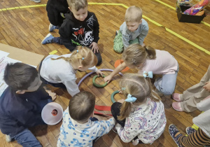 Dzieci z grupy 5 uczestniczące w Dniu Misia w SP nr 152