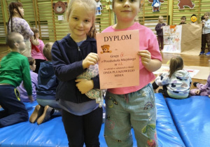 Dzieci z grupy 4 uczestniczące w Dniu Misia w SP nr 152