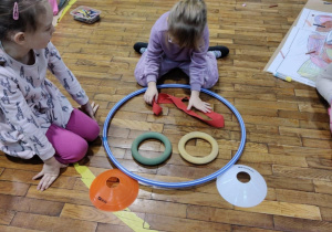 Dzieci z grupy 4 uczestniczące w Dniu Misia w SP nr 152