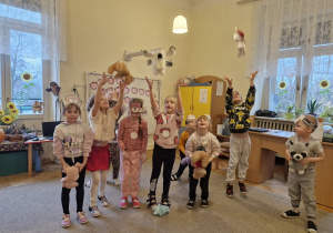 Dzieci z grupy 5 uczestniczą w zabawach z okazji Dnia Misia