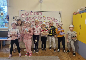 Dzieci z grupy 5 uczestniczą w zabawach z okazji Dnia Misia