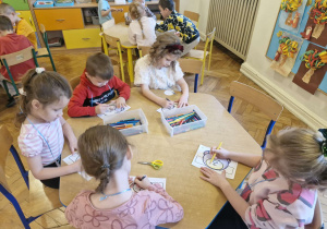 Dzieci z grupy 5 uczestniczą w zabawach z okazji Dnia Misia