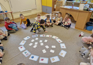 Dzieci z grupy 5 uczestniczą w zabawach z okazji Dnia Misia