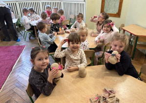 Dzieci z grupy 2 uczestniczą w warsztatach ze słomy