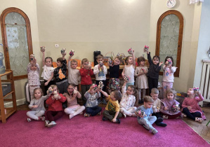 Dzieci z grupy 2 uczestniczą w warsztatach ze słomy