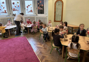 Dzieci z grupy 2 uczestniczą w warsztatach ze słomy