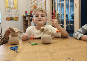 Dzieci z grupy 4 uczestniczą w warsztatach ze słomy