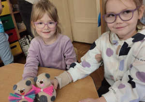 Dzieci z grupy 4 uczestniczą w warsztatach ze słomy