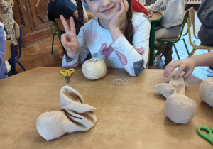 Dzieci z grupy 4 uczestniczą w warsztatach ze słomy