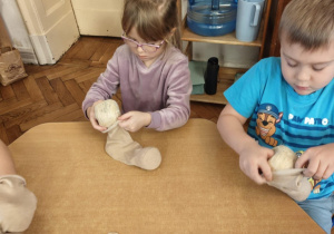 Dzieci z grupy 4 uczestniczą w warsztatach ze słomy