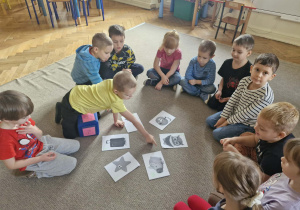 Dzieci z grupy 5 biorą udział w zabawach andrzejkowych