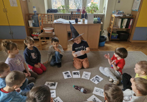 Dzieci z grupy 5 biorą udział w zabawach andrzejkowych