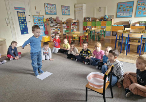 Dzieci z grupy 5 biorą udział w zabawach andrzejkowych