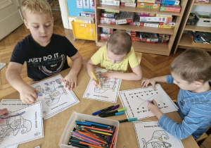 Dzieci z grupy 5 biorą udział w zabawach andrzejkowych