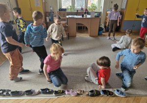 Dzieci z grupy 5 biorą udział w zabawach andrzejkowych